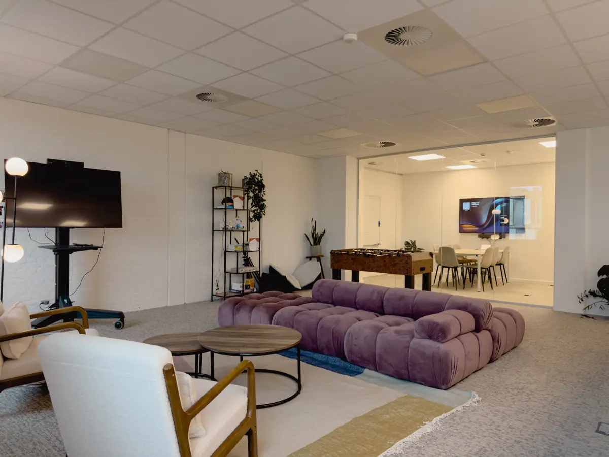 Loungehoek met zicht op de vergaderzaal