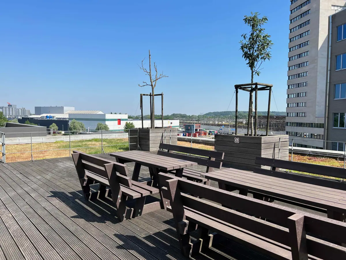 Zonnig dakterras met picknicktafels